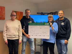 Spendenübergabe vom Auricher Round Table an VerNie e.V.